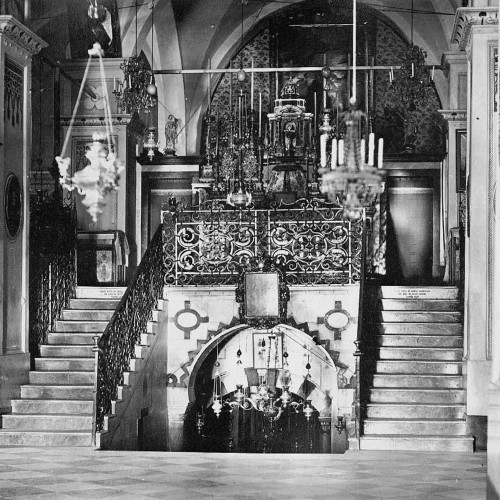 El interior de la Basílica de la Anunciación (circa 1882) 